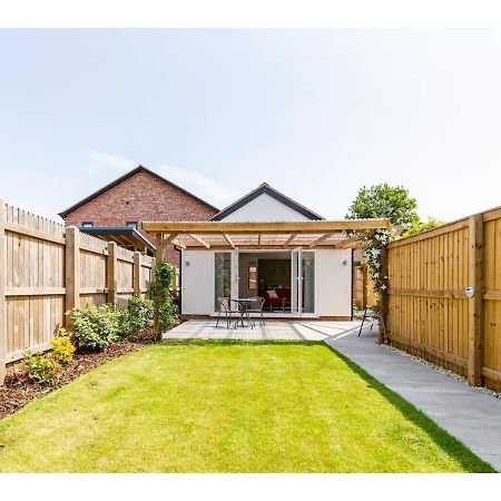 Charming Chester Studio With Private Garden & Free Parking ภายนอก รูปภาพ