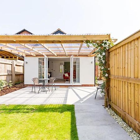 Charming Chester Studio With Private Garden & Free Parking ภายนอก รูปภาพ