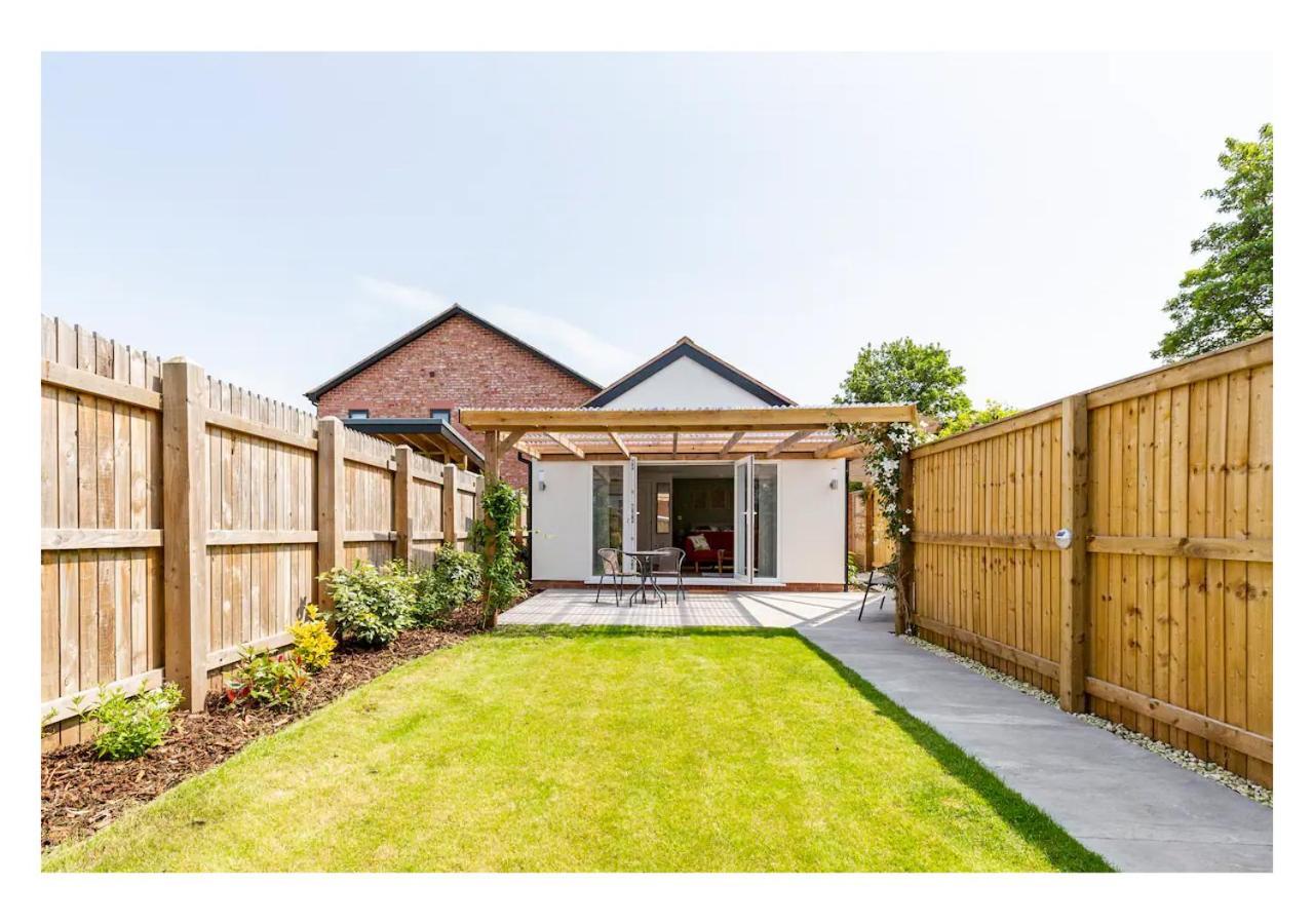 Charming Chester Studio With Private Garden & Free Parking ภายนอก รูปภาพ