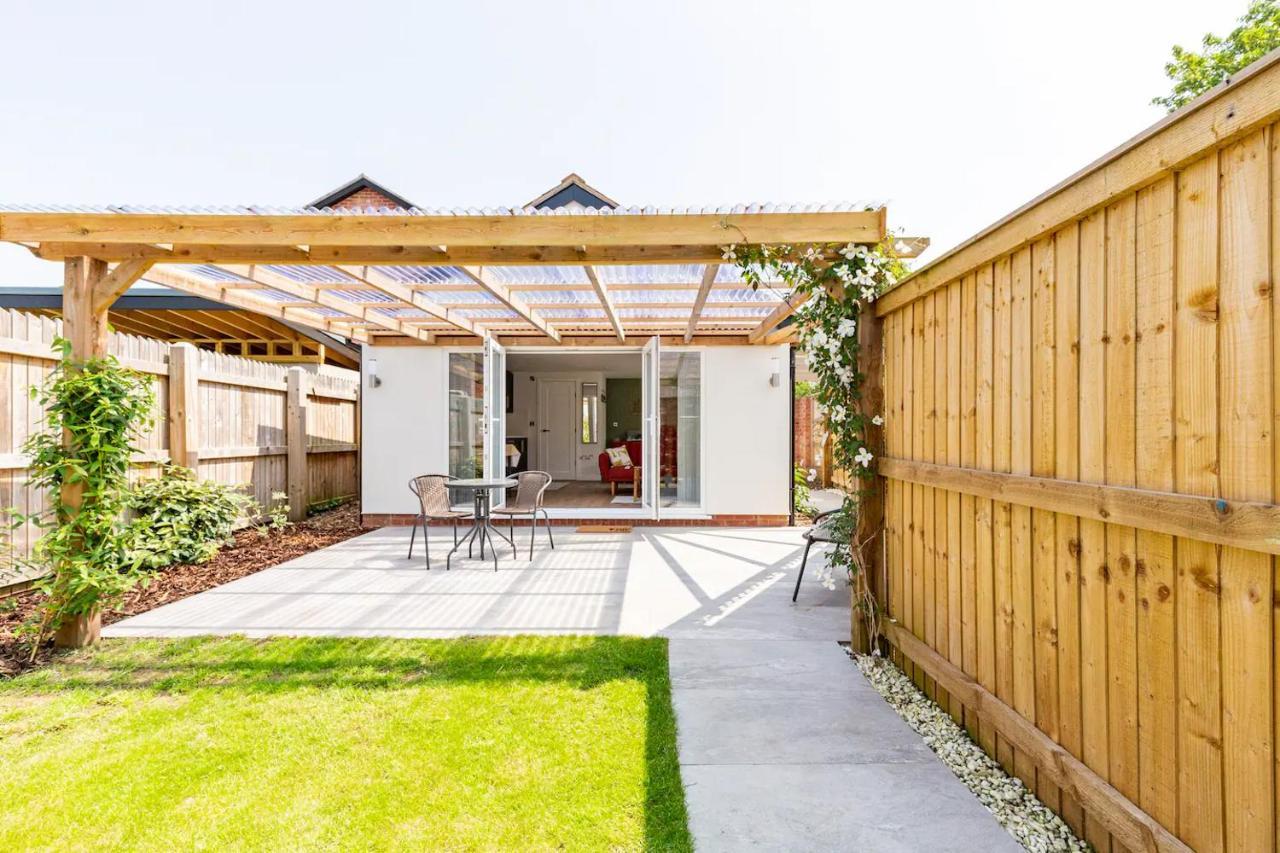 Charming Chester Studio With Private Garden & Free Parking ภายนอก รูปภาพ