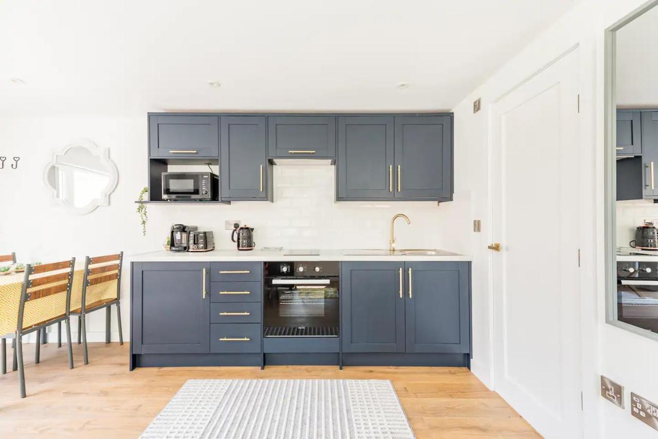 Charming Chester Studio With Private Garden & Free Parking ภายนอก รูปภาพ