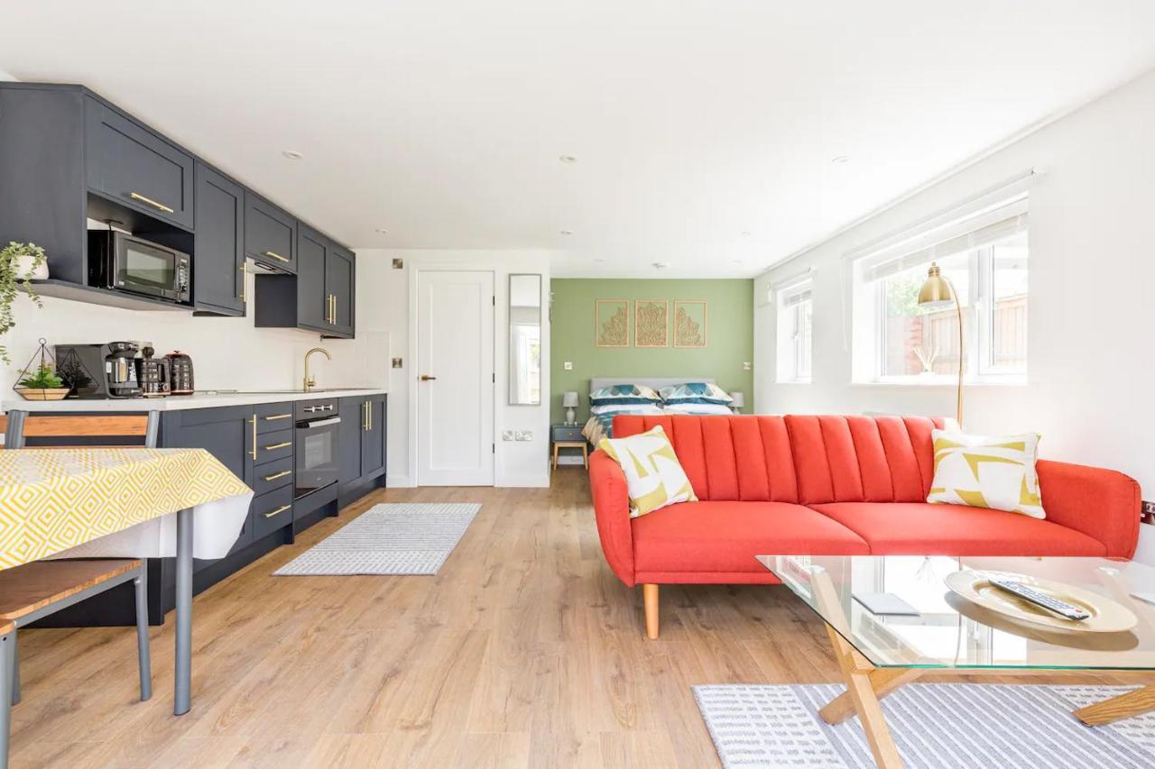 Charming Chester Studio With Private Garden & Free Parking ภายนอก รูปภาพ