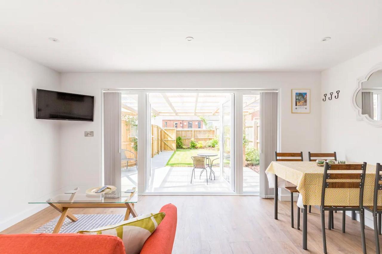 Charming Chester Studio With Private Garden & Free Parking ภายนอก รูปภาพ