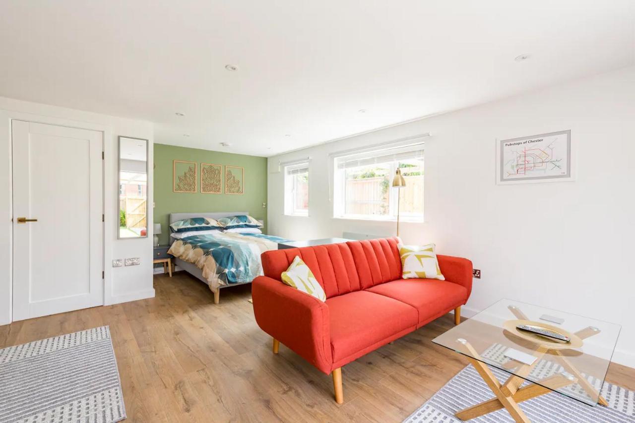 Charming Chester Studio With Private Garden & Free Parking ภายนอก รูปภาพ