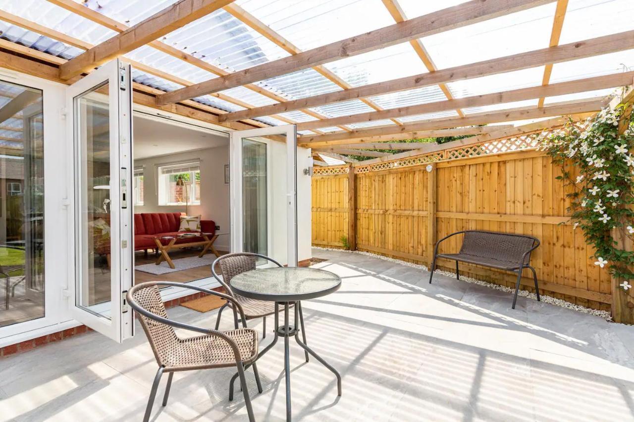 Charming Chester Studio With Private Garden & Free Parking ภายนอก รูปภาพ